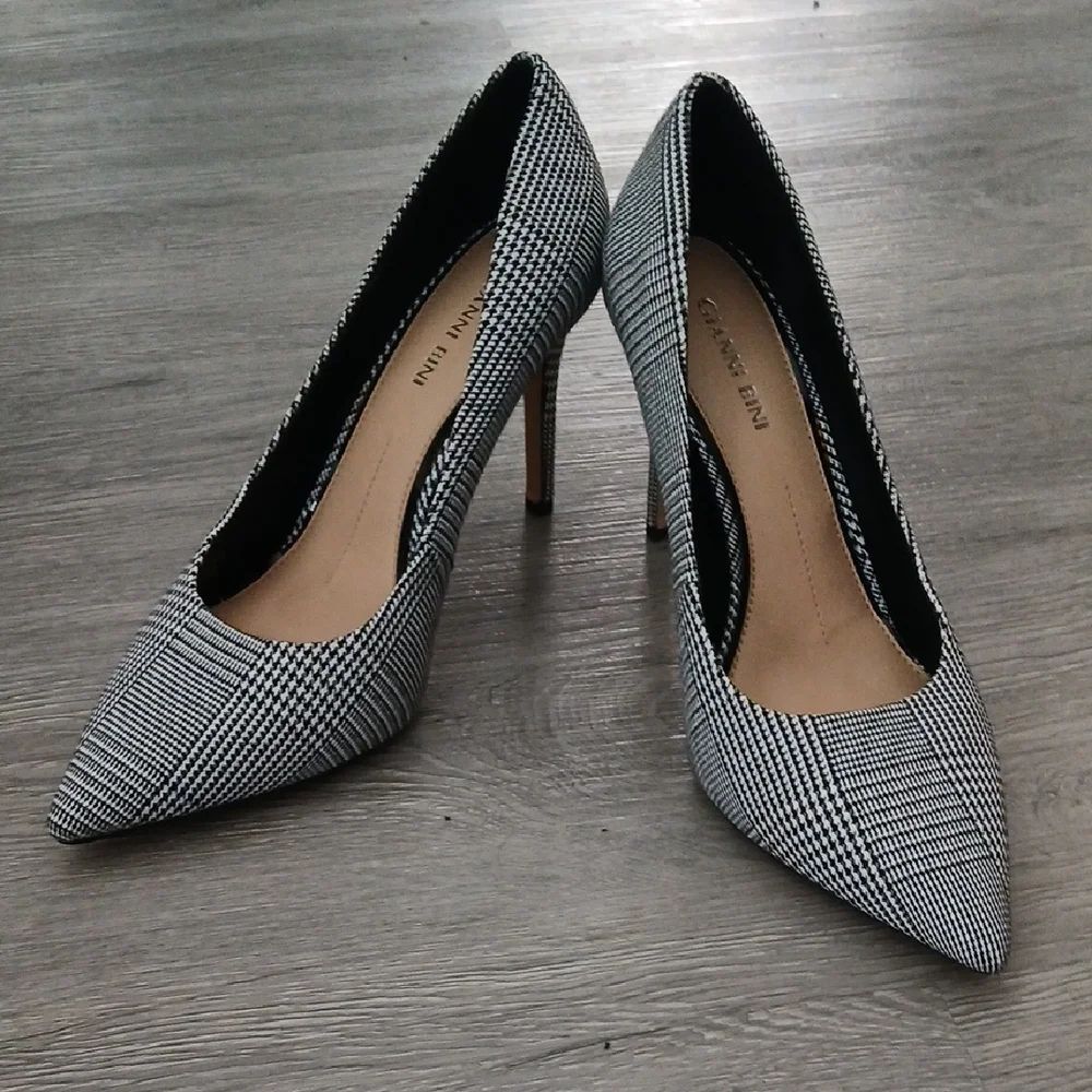 Gianni Bini Elegant Black and White Houndstooth Pumps Sz 8 EUC worn once
